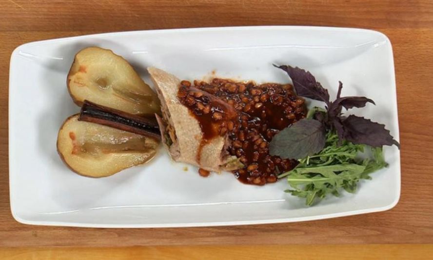 Рецепт рулета из утки с грушей и ореховым соусом