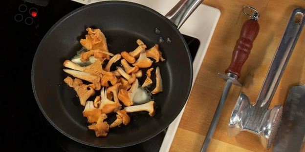 рулет из утки с грушей и ореховым соусом