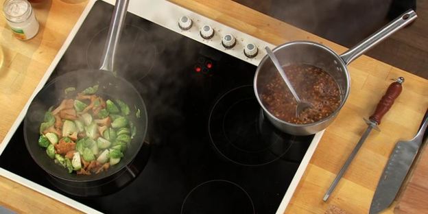 рулет из утки с грушей и ореховым соусом