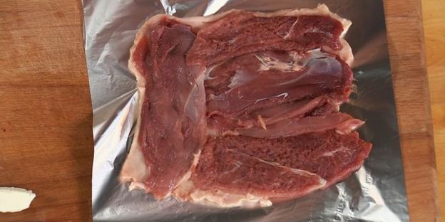 рулет из утки с грушей и ореховым соусом