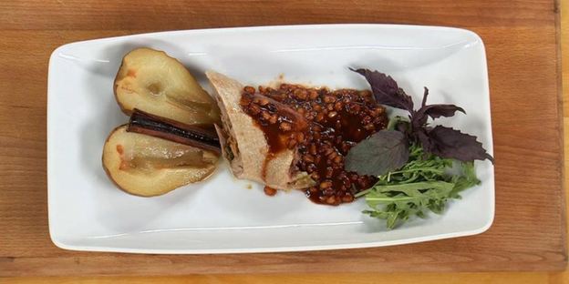 рулет из утки с грушей и ореховым соусом