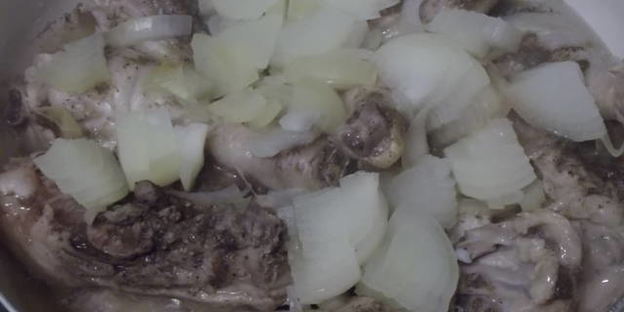 рулет куриный луковый