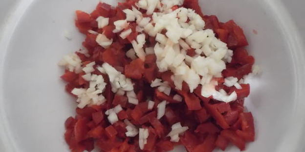 рулет куриный луковый