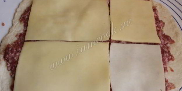 рулет с фаршем и сыром