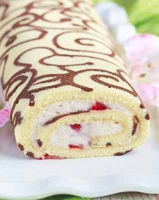 Рулет с клубничным шибустом