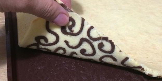 рулет с клубничным шибустом