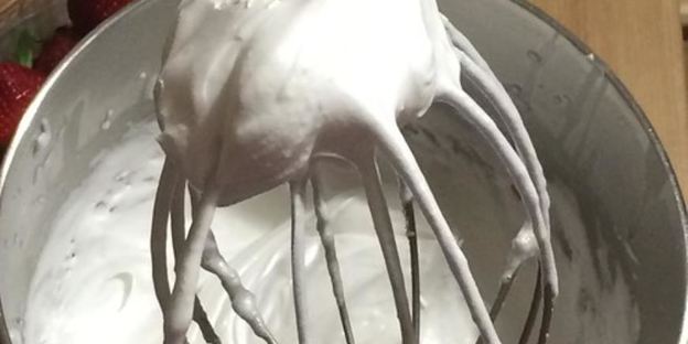 рулет с клубничным шибустом