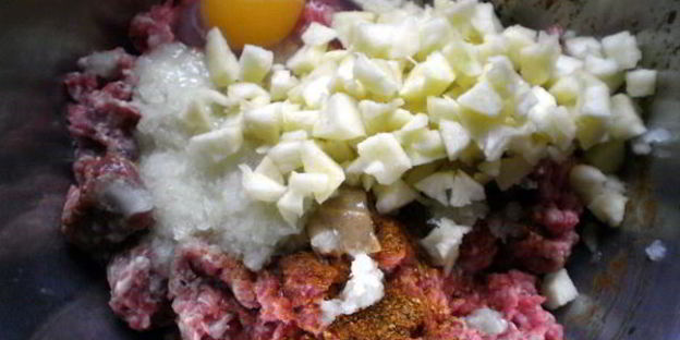 рулет с мясом и яблоками