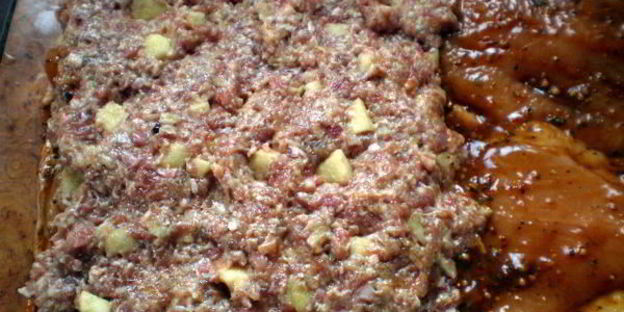 рулет с мясом и яблоками