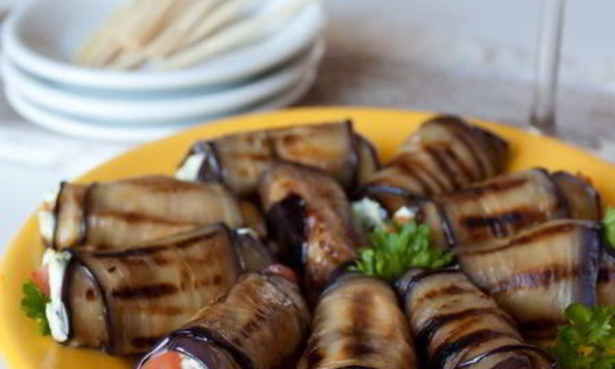 Рецепт рулетиков из баклажана с фетой и помидором