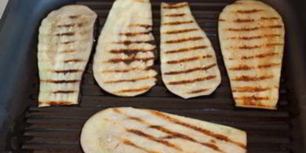 рулетики из баклажана с фетой и помидором