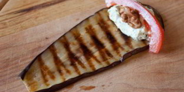 рулетики из баклажана с фетой и помидором