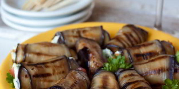 рулетики из баклажана с фетой и помидором