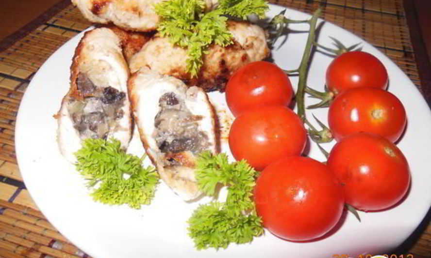 Рецепт рулетиков из индейки с грибами и сыром