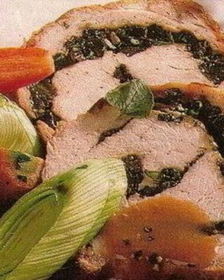 Рулетики из индейки со шпинатом и сыром в беконе