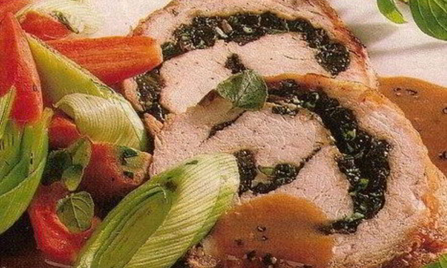 Рецепт рулетиков из индейки со шпинатом и сыром в беконе