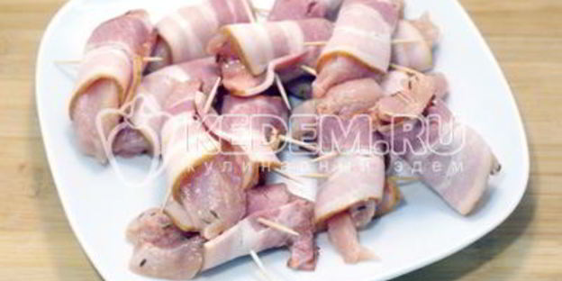 рулетики из курицы в беконе