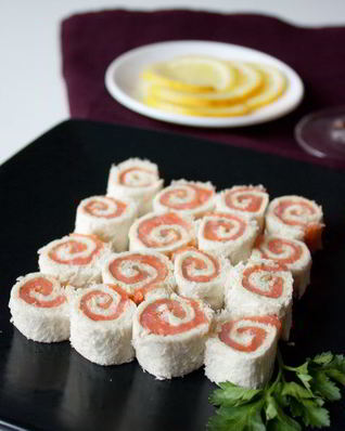 Рулетики из лосося с белым хлебом и сливочным сыром