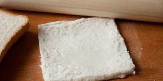 рулетики из лосося с белым хлебом и сливочным сыром