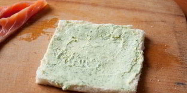 рулетики из лосося с белым хлебом и сливочным сыром