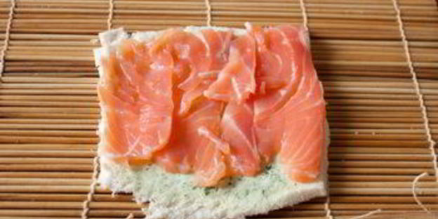 рулетики из лосося с белым хлебом и сливочным сыром