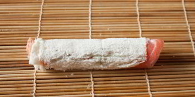 рулетики из лосося с белым хлебом и сливочным сыром