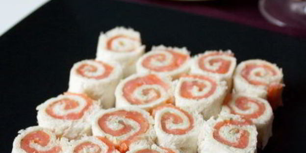 рулетики из лосося с белым хлебом и сливочным сыром