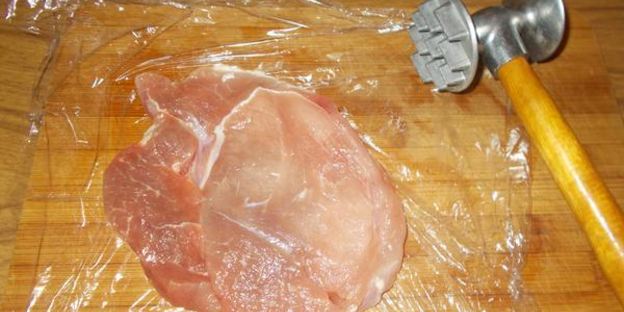 рулетики из свинины с черносливом и ореховым песто