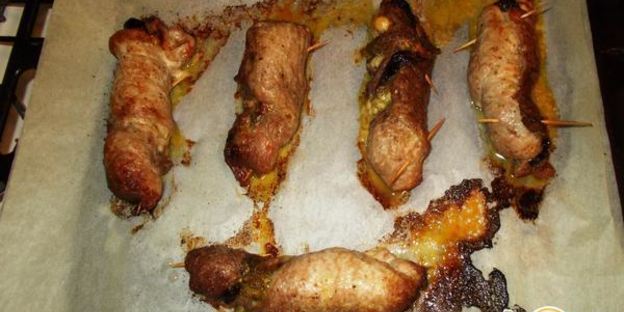 рулетики из свинины с черносливом и ореховым песто