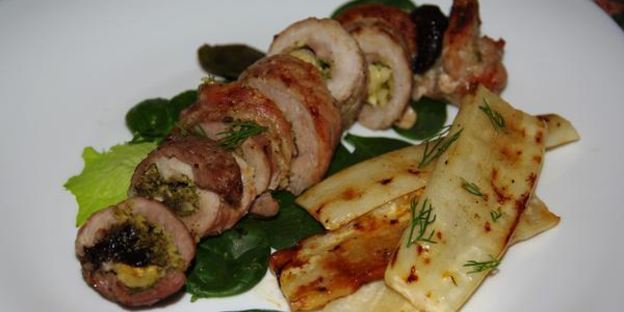 рулетики из свинины с черносливом и ореховым песто