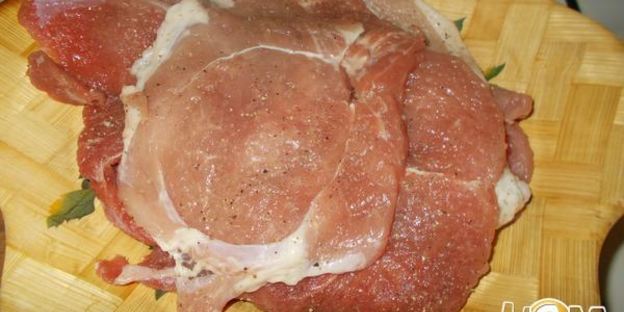 рулетики из свинины с черносливом и ореховым песто