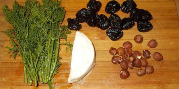 рулетики из свинины с черносливом и ореховым песто