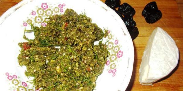 рулетики из свинины с черносливом и ореховым песто