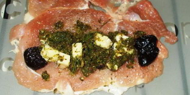 рулетики из свинины с черносливом и ореховым песто