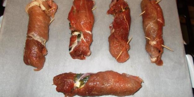 рулетики из свинины с черносливом и ореховым песто