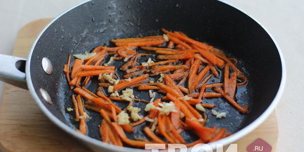 рулетики из свинины с морковью и чесноком