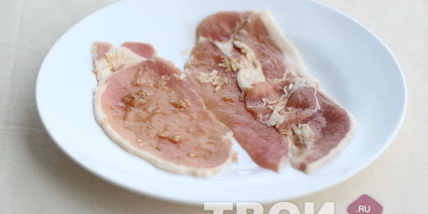 рулетики из свинины с морковью и чесноком