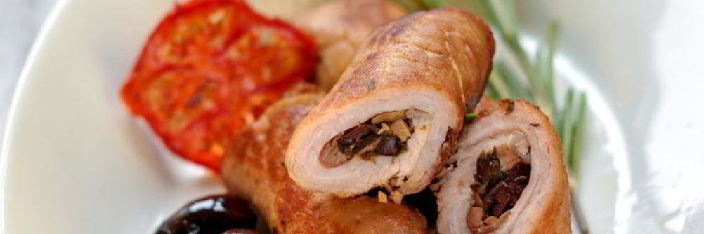 Рулетики из свинины с оливками, зеленью и чесноком