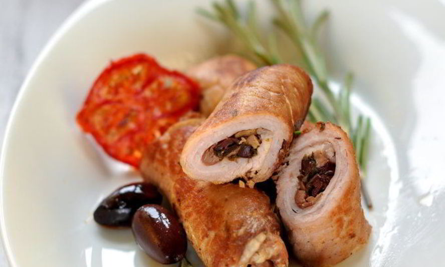 Рецепт рулетиков из свинины с оливками, зеленью и чесноком