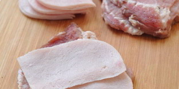 рулетики из свинины с оливками, зеленью и чесноком