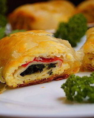 Рулетики из теста фило с крабово-сырной начинкой