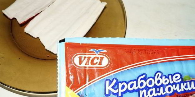 рулетики из теста фило с крабово-сырной начинкой