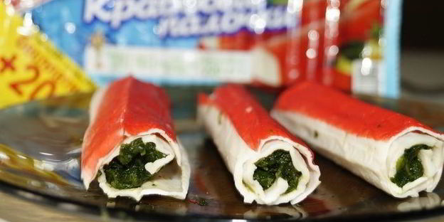 рулетики из теста фило с крабово-сырной начинкой