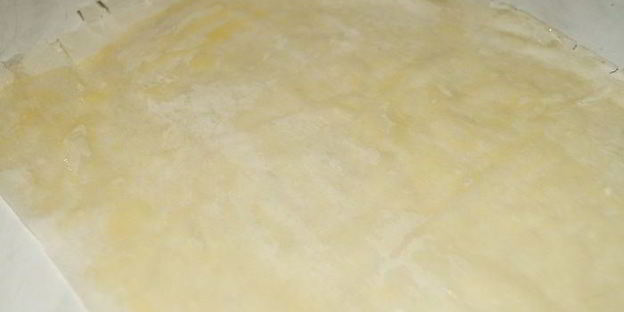 рулетики из теста фило с крабово-сырной начинкой