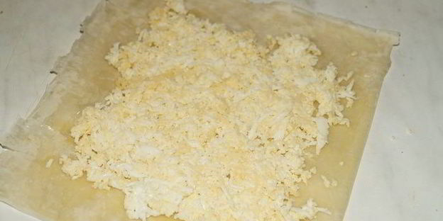 рулетики из теста фило с крабово-сырной начинкой