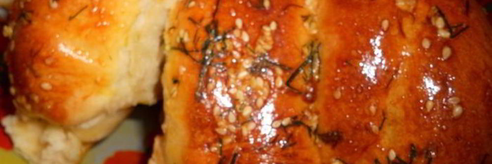 Рулетики с сардельками и сыром