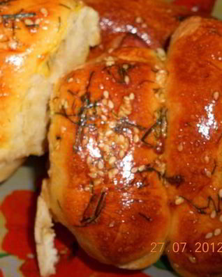 Рулетики с сардельками и сыром