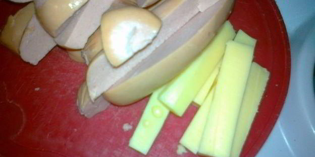 рулетики с сардельками и сыром