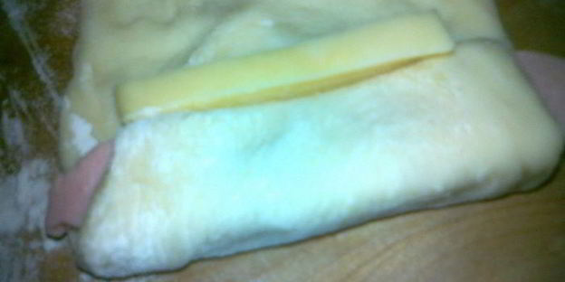 рулетики с сардельками и сыром