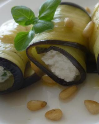 Рулеты из баклажанов с рикоттой и кедровыми орешками